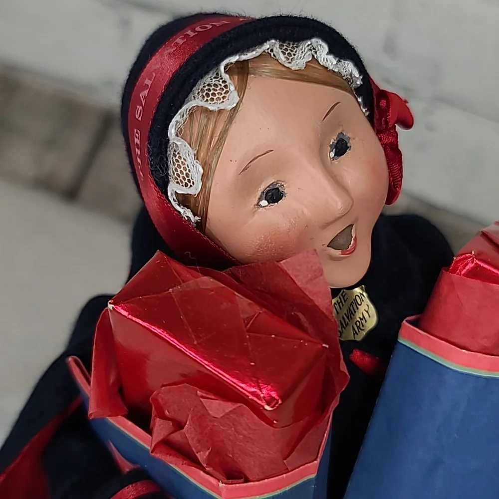 Byers' Choice Caroler Collectible 2005 Salvation Army Woman with Shopping Bags